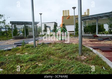 24 septembre 2025 : les dégâts causés par le super typhon Ragasa à l'approche de Hong Kong, comme le montre cette partie de LOHAS Park Waterfront Promenade Playground. Banque D'Images