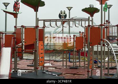 24 septembre 2025 : les dégâts causés par le super typhon Ragasa à l'approche de Hong Kong, comme le montre cette partie de LOHAS Park Waterfront Promenade Playground. Banque D'Images