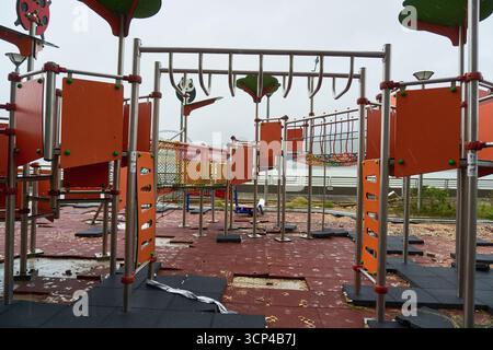 24 septembre 2025 : les dégâts causés par le super typhon Ragasa à l'approche de Hong Kong, comme le montre cette partie de LOHAS Park Waterfront Promenade Playground. Banque D'Images
