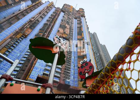 Hong Kong - 24 septembre 2025 : L'impact du super typhon Ragasa à l'approche de Hong Kong, comme le montre cette phase 13 du parc en construction LOHAS. Banque D'Images