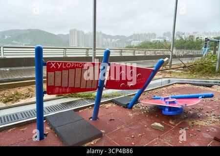 24 septembre 2025 : les dégâts causés par le super typhon Ragasa à l'approche de Hong Kong, comme le montre cette partie de LOHAS Park Waterfront Promenade Playground. Banque D'Images