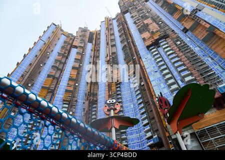 Hong Kong - 24 septembre 2025 : L'impact du super typhon Ragasa à l'approche de Hong Kong, comme le montre cette phase 13 du parc en construction LOHAS. Banque D'Images