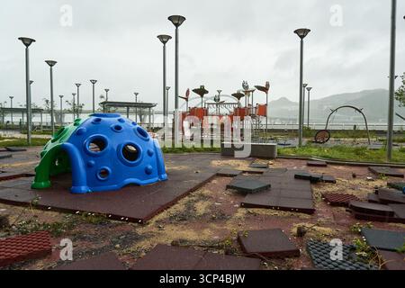 24 septembre 2025 : les dégâts causés par le super typhon Ragasa à l'approche de Hong Kong, comme le montre cette partie de LOHAS Park Waterfront Promenade Playground. Banque D'Images