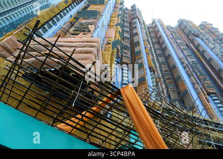 Hong Kong - 24 septembre 2025 : L'impact du super typhon Ragasa à l'approche de Hong Kong, comme le montre cette phase 13 du parc en construction LOHAS. Banque D'Images
