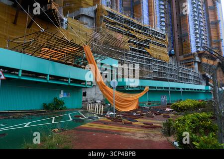 Hong Kong - 24 septembre 2025 : L'impact du super typhon Ragasa à l'approche de Hong Kong, comme le montre cette phase 13 du parc en construction LOHAS. Banque D'Images