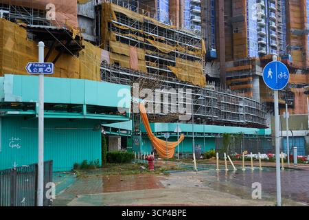 Hong Kong - 24 septembre 2025 : L'impact du super typhon Ragasa à l'approche de Hong Kong, comme le montre cette phase 13 du parc en construction LOHAS. Banque D'Images