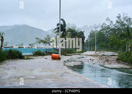 Lohas Park, Hong Kong - 24 septembre 2025 : promenade Tseung Kwan O South Waterfront après la dévastation du super typhon Ragasa. Banque D'Images