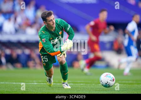Barcelone, Espagne. 23 septembre 2025. Julen Agirrezabala de Valencia CF lors du match la Liga EA Sports entre le RCD Espanyol et Valencia CF a joué au RCDE Stadium le 23 septembre 2025 à Barcelone, en Espagne. (Photo de SERGIO RUIZ/PRESSIN) crédit : AGENCE SPORTIVE PRESSINPHOTO/Alamy Live News Banque D'Images