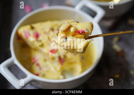 Pain instantané Rasmalai garni de noix et de pétales de rose - desserts Diwali Holi Banque D'Images