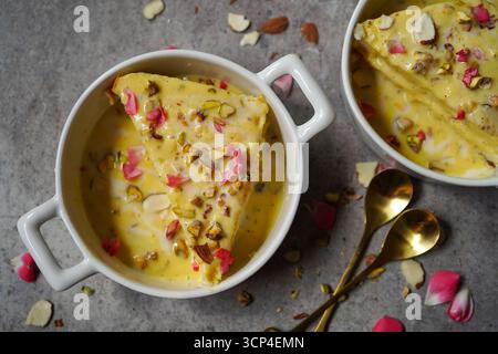 Pain instantané Rasmalai garni de noix et de pétales de rose - desserts Diwali Holi Banque D'Images