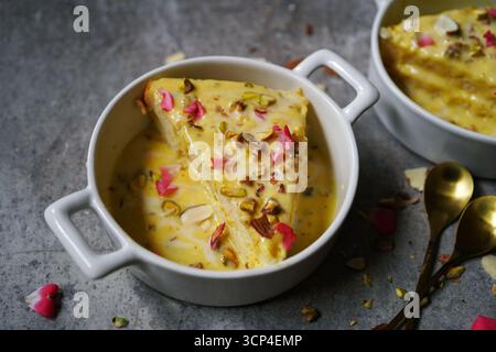 Pain instantané Rasmalai garni de noix et de pétales de rose - desserts Diwali Holi Banque D'Images