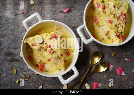 Pain instantané Rasmalai garni de noix et de pétales de rose - desserts Diwali Holi Banque D'Images