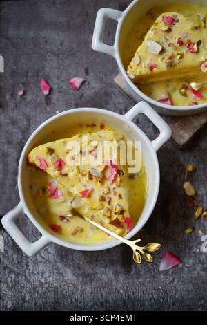 Pain instantané Rasmalai garni de noix et de pétales de rose - desserts Diwali Holi Banque D'Images