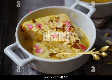 Pain instantané Rasmalai garni de noix et de pétales de rose - desserts Diwali Holi Banque D'Images