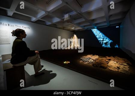 Londres, Royaume-Uni. 24 septembre 2025. Ma Ke : The Earth - Dirty Looks : Desire and Decay in Fashion, une nouvelle exposition réunissant plus de 60 maisons de couture emblématiques et designers émergents du monde entier et explorant comment la mode contemporaine a exploité les potentiels de la saleté et de la décomposition, ouvre le 25 septembre au Barbican, Londres, et se déroule jusqu'au 25 janvier 2026. Crédit : Guy Bell/Alamy Live News Banque D'Images