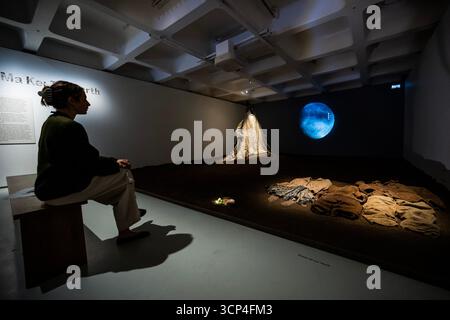 Londres, Royaume-Uni. 24 septembre 2025. Ma Ke : The Earth - Dirty Looks : Desire and Decay in Fashion, une nouvelle exposition réunissant plus de 60 maisons de couture emblématiques et designers émergents du monde entier et explorant comment la mode contemporaine a exploité les potentiels de la saleté et de la décomposition, ouvre le 25 septembre au Barbican, Londres, et se déroule jusqu'au 25 janvier 2026. Crédit : Guy Bell/Alamy Live News Banque D'Images