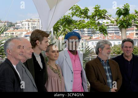 Anthony Daniels, Hayden Christensen, Natalie Portman, Samuel l Jackson et George Lucas lors d'un appel photo "Star Wars : Episode III - Revenge of the Sith" au Festival de Cannes - 15 mai 2005 Banque D'Images
