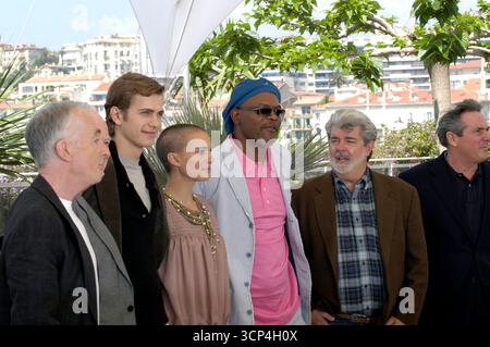 Anthony Daniels, Hayden Christensen, Natalie Portman, Samuel l Jackson et George Lucas lors d'un appel photo "Star Wars : Episode III - Revenge of the Sith" au Festival de Cannes - 15 mai 2005 Banque D'Images