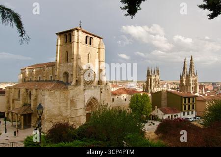 Église Iglesia de San Esteban maintenant le Museo del Retablo avec les flèches et les tours de la cathédrale Burgos Castille et Léon Espagne Europe Banque D'Images
