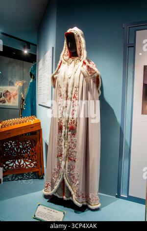 Guangzhou Chine 30 août 2025 : costume d'opéra cantonais de la célèbre actrice Hung Sin Nui, utilisé dans Wang Zhaojun quitte la frontière, une pièce historique prés Banque D'Images