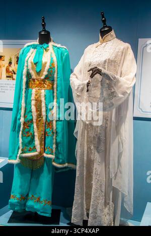 Guangzhou Chine 30 août 2025 : costume d'opéra cantonais de la célèbre actrice Hung Sin Nui, utilisé dans Wang Zhaojun quitte la frontière, une pièce historique prés Banque D'Images