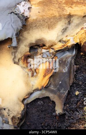 Mobilier de jardin endommagé par un incendie. Banque D'Images