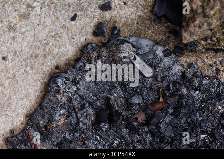 Mobilier de jardin endommagé par un incendie. Banque D'Images