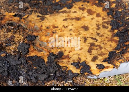 Mobilier de jardin endommagé par un incendie. Banque D'Images
