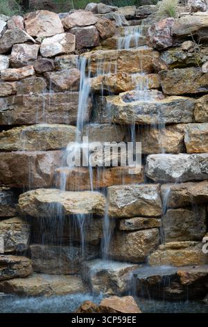 Cascade avec la pierre derrière l'eau qui coule sur la pierre longue exposition de temps pour voir l'eau se déplaçant vertical fond fond salle de papier peint pour le type Banque D'Images