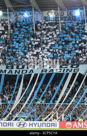 Buenos Aires, Argentine. 23 septembre 2025. BUENOS AIRES, ARGENTINE - 23 SEPTEMBRE : fans du Racing Club lors du match CONMEBOL Copa Libertadores 2025 entre Racing Club et Velez Sarsfield à l'Estadio Presidente Perón le 23 septembre 2025 à Buenos Aires, Argentine. (Photo de Marco Buenavista/Sports Press photo) crédit : SPP Sport Press photo. /Alamy Live News Banque D'Images