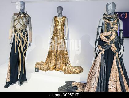 Londres, Royaume-Uni. 24 septembre 2025. Des créations élégantes dans la salle Yuima Nakazato « Dust to Dust ». « Dirty Looks : Desire and Decay in Fashion » est la première grande exposition de mode de Barbican en plus de huit ans. Réunissant plus de 60 maisons de couture emblématiques et créateurs émergents du monde entier, l'exposition retrace la fascination durable de la mode pour l'esthétique « sale ». Crédit : Imageplotter/Alamy Live News Banque D'Images