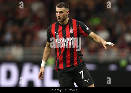 Milan, Italie. 23 septembre 2025. Santiago Gimenez de l'AC Milan regarde pendant le match Coppa Italia Round of 16 entre l'AC Milan et nous Lecce au Stadio Giuseppe Meazza le 23 septembre 2025 à Milan, Italie . Crédit : Marco Canoniero/Alamy Live News Banque D'Images