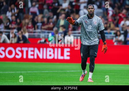 Mike Maignan de l'AC Milan fait des gestes lors du match de football Coppa Italia 2025/26 entre l'AC Milan et l'US Lecce au stade San Siro. Scores finaux ; Milan 3 : 0 US Lecce. Banque D'Images