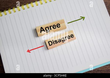 D'accord et pas d'accord sur les cubes en bois empilés sur la table. Concept commercial et financier Banque D'Images