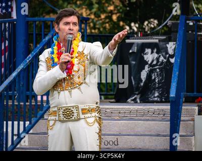 Cliff Castle, véritable artiste hommage à Elvis, se produisant en direct au kiosque Oaklands Bandstand à Hythe, Kent, présentant des chansons classiques d'Elvis Banque D'Images