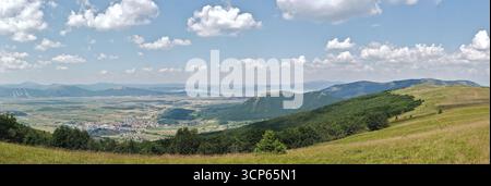 Bosnie-Herzégovine, Kupres, Kupres centre : surplombant Kupres depuis le mont Stožer Banque D'Images