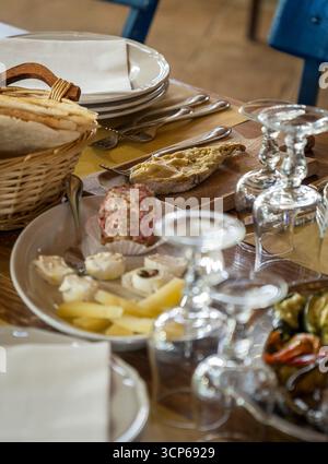 Casu Marzu, fromage sarde avec larves de Piophila casei, servi sur une table sarde traditionnelle. Banque D'Images