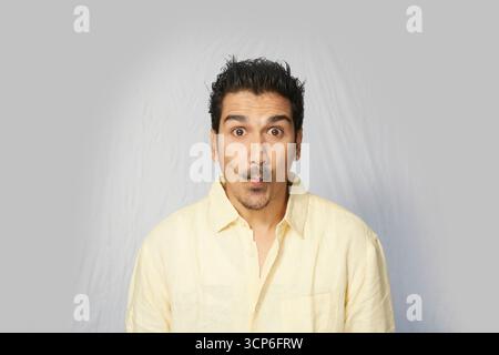 Homme avec une expression surprise Banque D'Images