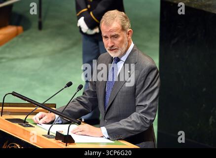 New York, Vereinigte Staaten. 24 septembre 2025. Sa Majesté le Roi Don Felipe VI d'Espagne s'adresse à l'Assemblée générale des Nations Unies au Siège des Nations Unies à New York, New York, Etats-Unis, le 24 septembre 2025. Crédit : Kyle Mazza/CNP/dpa/Alamy Live News Banque D'Images