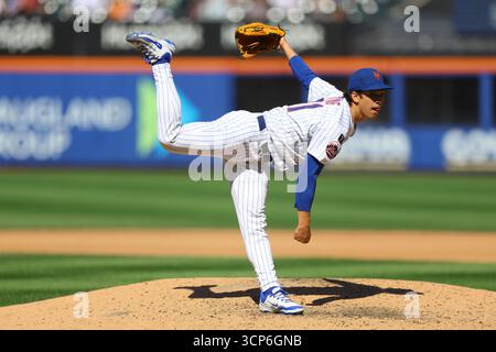 Jonah Tong (21 ans) lance le lanceur des mets de New York lors de la cinquième manche d’un match de baseball contre les Padres de San Diego au Citi Field à Corona, New York, le jeudi 18 septembre 2025. (Photo : Gordon Donovan) Banque D'Images