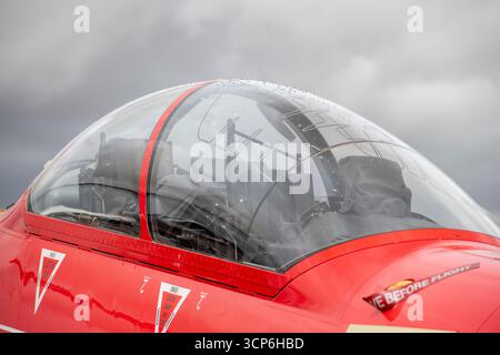 Canopée de cockpit des systèmes BAE Hawk T1 chasseur ou avion à réaction rapide utilisé par l'équipe de voltige de la Royal Air Force les Red Arrows pour leurs formations. Banque D'Images