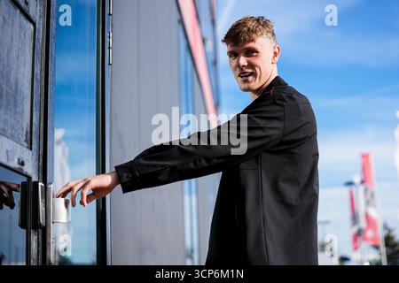 Alkmaar, pays-Bas. 24 septembre 2025. ALKMAAR, PAYS-BAS - 24 SEPTEMBRE : Maxim Dekker de l'AZ Alkmaar arrive avant le match néerlandais Eredivisie entre l'AZ Alkmaar et PEC Zwolle au stade AFAS le 24 septembre 2025 à Alkmaar, pays-Bas. (Photo de Ed van de Pol/Orange Pictures) crédit : Orange pics BV/Alamy Live News Banque D'Images