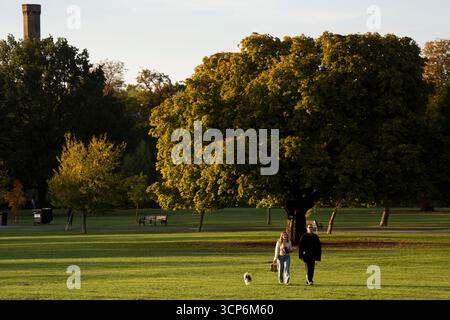 Les gens marchent dans Clissold Park, au nord de Londres. Date de la photo : mercredi 24 septembre 2025. Banque D'Images