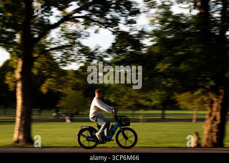 Une personne faisant du vélo à Clissell Park, au nord de Londres. Date de la photo : mercredi 24 septembre 2025. Banque D'Images