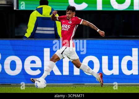 Alkmaar, pays-Bas. 24 septembre 2025. ALKMAAR, PAYS-BAS - 24 SEPTEMBRE : Weslley Patati de l'AZ Alkmaar dribble lors du match néerlandais Eredivisie entre l'AZ Alkmaar et PEC Zwolle au stade AFAS le 24 septembre 2025 à Alkmaar, pays-Bas. (Photo de Ed van de Pol/Orange Pictures) crédit : Orange pics BV/Alamy Live News Banque D'Images