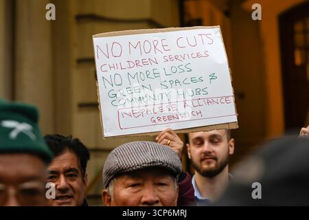 LONDRES, Royaume-Uni - 24 septembre 2025 : des militants protestent devant le conseil municipal de Greenwich pour demander aux conseillers municipaux de mettre fin aux plans de réduction de 2,2 millions de livres sterling en fermant cinq terrains de jeux d'aventure à Plumstead, Coldharbour, Glyndon, Woolwich et Meridian. Les organisateurs ont déclaré que les aires de jeux sont des bouées de sauvetage pour les enfants et les familles pendant la crise du coût de la vie, fournissant des espaces sûrs, un soutien communautaire et une protection contre la criminalité juvénile. Banque D'Images