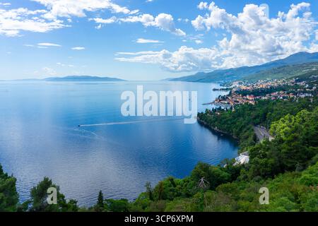 Vue panoramique sur la côte d'Opatija, la mer Adriatique et les montagnes en Croatie baie de Kvarner . Banque D'Images