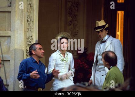 DANIEL DAY-LEWIS, WINONA RYDER ET MARTIN SCORSESE DANS THE AGE OF INNOCENCE (1993), RÉALISÉ PAR MARTIN SCORSESE. Crédit : COLUMBIA PICTURES / album Banque D'Images