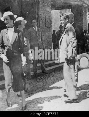 King veut épouser MRS Simpson American Born Society Woman.suite à une longue réunion du Cabinet le Roi il est entendu, a dit à ses ministres de son souhait d'épouser MRS Wallis Simpson, une femme de la Société américaine née qui vit maintenant à Londres.le Cabinet a déconseillé et le premier ministre a eu plus tard une longue discussion avec le Roi au Palais de Buckingham.photos montre : le roi, avec une caméra pendue sur son épaule, riant à l'extérieur de la généreuse Peter Cloister à Salzbourg lors de sa croisière de vacances cette année. 03 décembre 1936. Banque D'Images