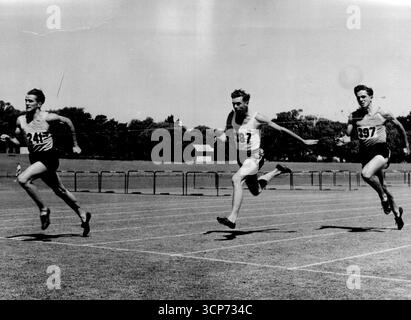 L'événement sportif interclub d'Australie occidentale montre le style sans effort de de Gruchy. Il est montré battant le champion junior australien de sprint Graham Gipson (également australien de l'Ouest) et Max Evans, un bon ***** . 18 juillet 1951. Banque D'Images